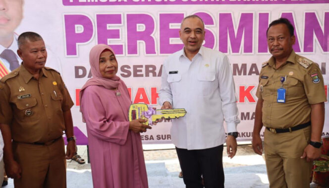 
 Bupati Tangerang Periode 2013-2023, A. Zaki Iskandar saat Menyerahkan simbolis Kunci Rumah Layak Huni Kepada Keluarga Pak Pasmi. Foto: Istimewa