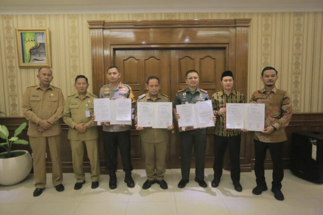 
 Pj Wali Kota Tangerang Dr Nurdin saat Menunjukkan NPHD untuk Pilkada Kota Tangerang yang telah ditandatangani. Foto: ist