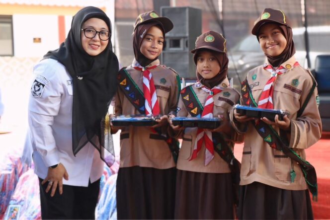 
 Wakil Bupati (Wabup) Tangerang Intan Nurul Hikmah saat menghadiri acara penyaluran bantuan Program Lippo PASTI, salah satu program Corporate Social Responsibility (CSR) PT. Lippo Karawaci Tbk di SD Negeri Gerubug 1, Kecamatan Kelapa Dua, Kabupaten Tangerang, Foto: ist