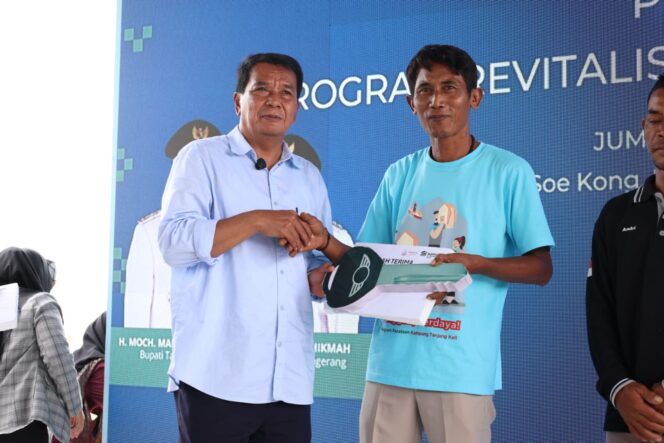 
 Moch. Maesyal Rasyid saat meresmikan 110 unit rumah layak huni bagi masyarakat nelayan hasil kolaborasi Pemerintah Kabupaten Tangerang bersama Habitat for Humanity, koperasi, Komida. Foto: ist 