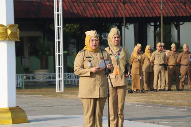 
 Wakil Bupati Tangerang Intan Nurul Hikmah memimpin Apel Pagi Minggu Pertama Bulan Agustus di Lingkungan Pemerintah Kabupaten Tangerang.. foto: ist