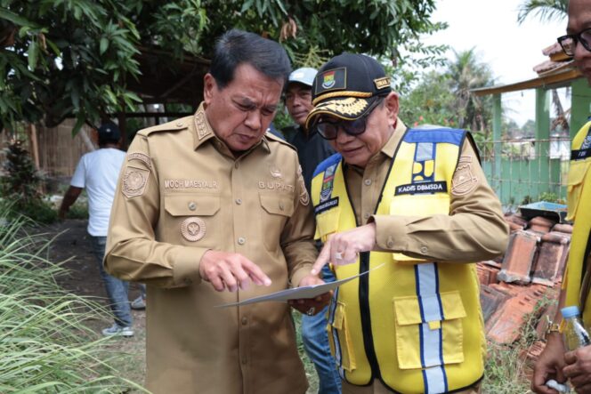 
 Bupati Tangerang, Moch. Maesyal Rasyid, melakukan peletakan batu pertama (Groundbreaking) rekonstruksi Jalan Ceplak–Penjamuran dan Jalan Penjamuran–Kronjo. Foto: Ist