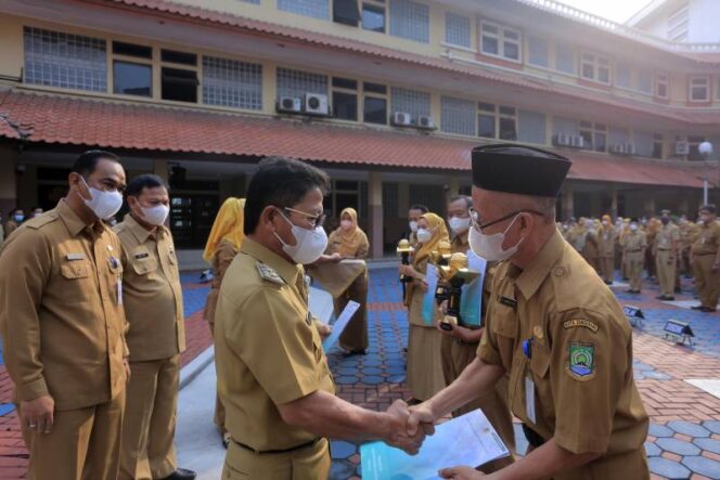 
 Sachrudin Berikan Penghargaan Kepada 36 Sekolah Adhiwiyata