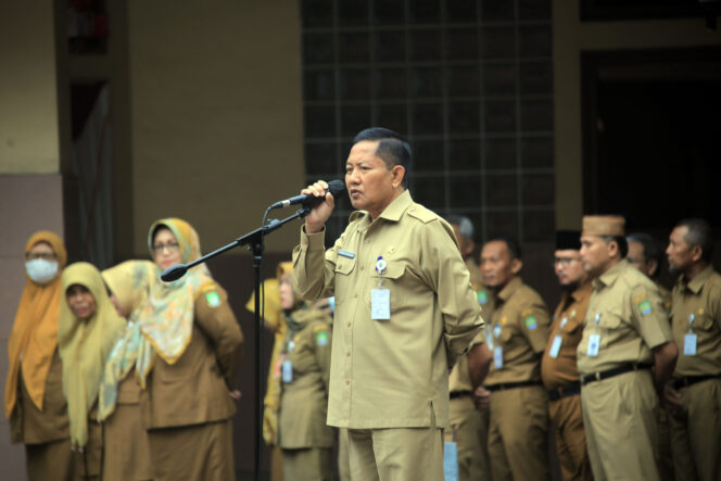 
 Sekretaris Daerah Kota Tangerang, Herman Suwarman saat memberikan arahan kepada aparatur Pemernitah Kota Tangerang. Foto: Istimewa