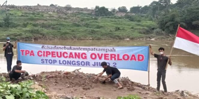 
 Koalisi Aktivis Lingkungan Hidup Tangerang (KALUNG) Saat Menggelar Aksi di TPA Cipeucang Kota Tangsel. Foto: istimewa