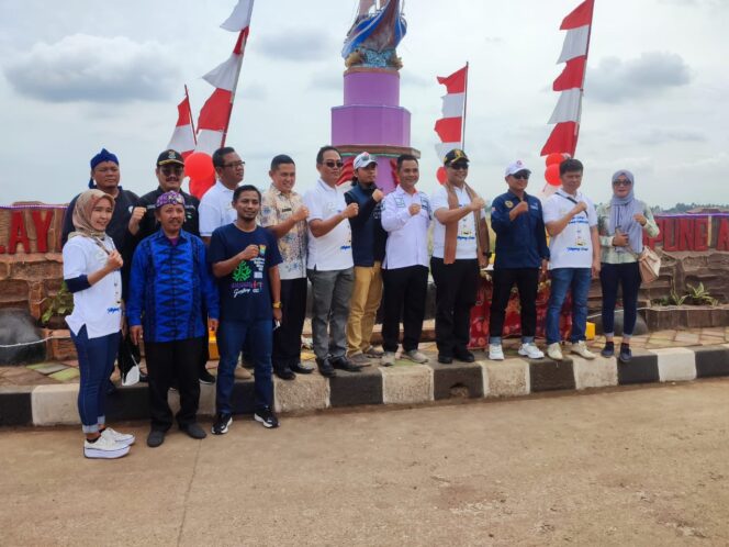 
 Kepala Dinas DPMPD Resmikan Tugu Nelayan Kampung Adidaya Pantai Indah Kosambi (PIK) 2 Desa Tanjung Pasir