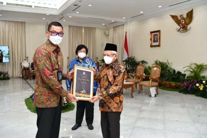 
 Pimpin PLN Sebagai Pilar Transisi Energi Nasional, Darmawan Prasodjo Dianugerahi Green Leadership Utama dari Pemerintah RI