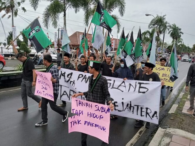 
 Ratusan Mahasiswa yang tergabung dalam HMI Cabang Pandeglang Gelar Aksi Refleksi HUT Pandeglang, Sabtu, (01/04/2023). Foto: Tangerang Pos