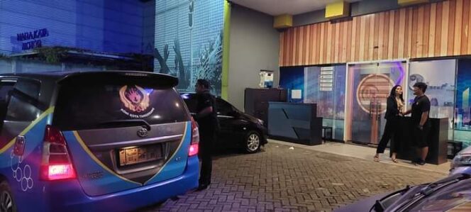 
 Kendaraan Operasional yang diduga milik KONI Kota Tangerang, tertangkap kamera berada di tempat hiburan malam di bilangan Gading Serpong, Jum'at (12/05/2023). Foto: istimewa