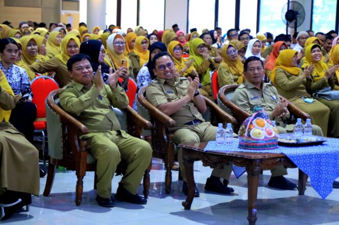 
 Walikota Tangerang Arief R Wismansyah didampingi Sekda Herman Suwarman dan Kepala Dinas Pendidikan Kota Tangerang Jamaluddin pada Peringatan HUT PGRI Ke-78. Foto : Ist