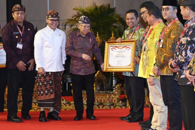 
 Walikota Tangerang Arief R Wismansyah saat menerima penghargaan dari Wakil Presiden RI Ma'ruf Amin. Foto: ist