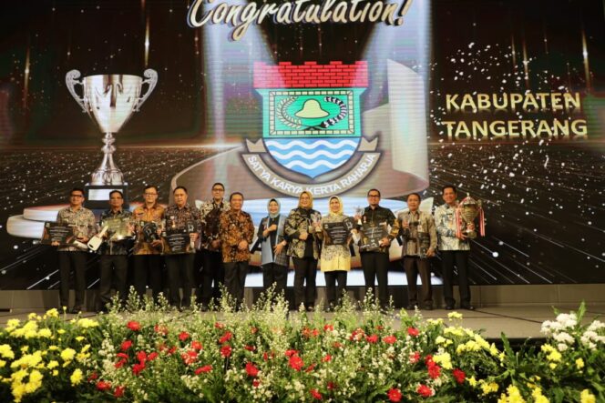 
 Pj. Bupati Tangerang Dr. Andi Ony P saat Menerima Penghargaan Pengelolaan Keuangan dan Aset Daerah Terbaik se- Provinsi Banten. Foto: Ist