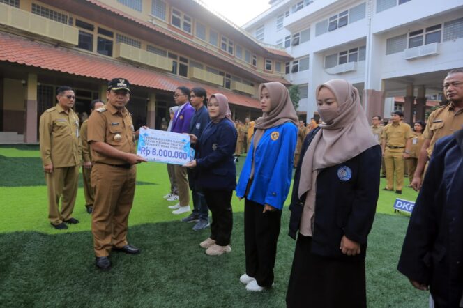 
 Pj. Wali Kota Tangerang Nurdin saat Menyerahkan Bansos Pendidikan. Foto: ist