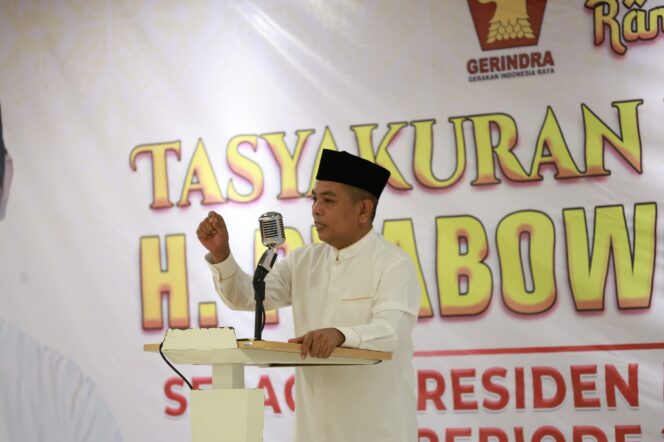 
 Ketua DPD Partai Gerindra Provinsi Banten, Andra Soni saat memberikan arahan pada acara tasyakuran kemenangan Prabowo-Gibran. Foto: Imam DJM