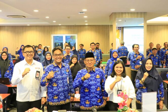 
 Sekretaris Daerah Kota Tangerang Herman Suwarman saat Membuka Rapat Koordinasi Pendampingan Inovasi Pelayanan Publik Berkelanjutan yang diadakan di Vega Hotel Gading Serpong, pada Senin (29/4). Foto: ist