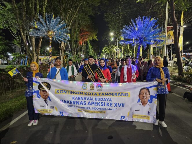 
 Kontingen Kota Tangerang saat Karnaval Budaya Nusantara yang digelar area Dome BSCC, Kota Balikpapan, Rabu malam, (05/06/2024). Foto: ist