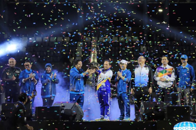 
 Pj Wali Kota Tangerang Dr Nurdin saat menerima Piala Juara Umum POPDA XI Banten. Foto: ist