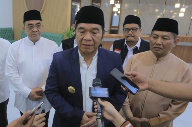 
 Pj Gubernur Banten Al Muktabar saat menerima Kepulangan 433 Jama'ah Haji Asal Banten. Foto: ist 