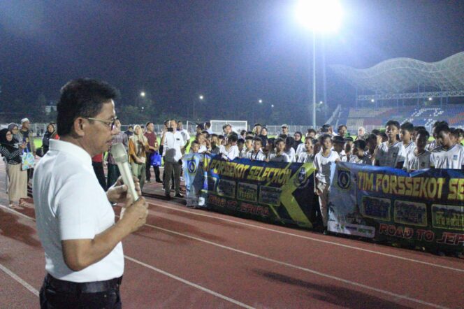 
 Ketua Askot PSSI Kota Tangerang Sachrudin Lepas Kontingen Sepak Bola Tim Forssekot Selection ke Piala Bupati Jepara. Foto: ist