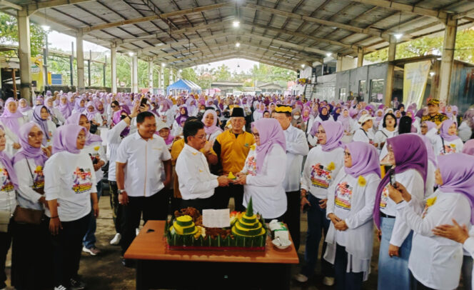 
 1.500 Emak-emak yang tergabung dalam Pertemuan Tim Pemenangan Sachrudin (PTPS) Deklarasi Dukung Sachrudin. Foto: ist
