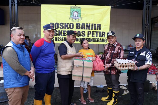 
 Pj Wali Kota Tangerang Dr Nurdin didampingi Kepala Dinsos kota Tangerang Mulyani saat menyerahkan bantuan kepada korban banjir luapan kali Angke. Foto: ist