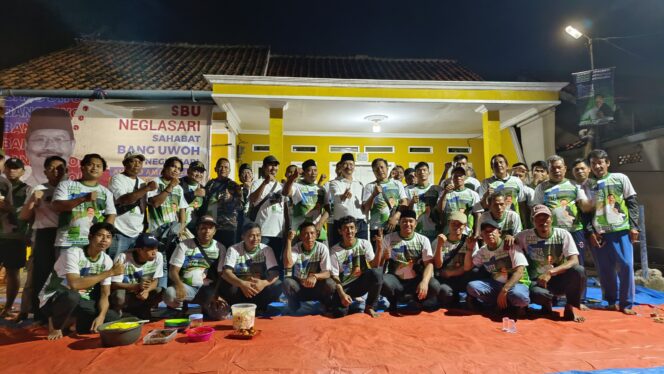 
 Bakal Calon Wali Kota Tangerang Ahmad Amarullah ditengah Relawan Sahabat Bang Uwoh (SBU) Kecamatan Neglasari. Foto: Ist