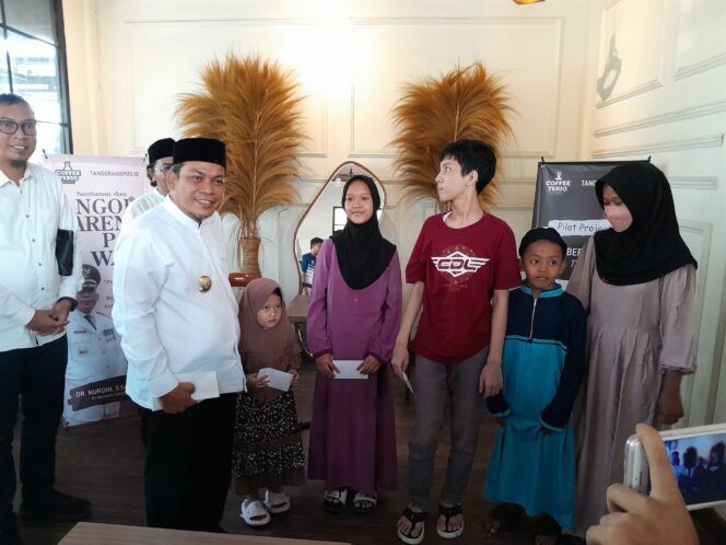 
 Pj Wali Kota Tangerang Dr Nurdin didampingi Kepala Dinas PUPR Kota Tangerang Taufik Syahreza Saat Memberikan Santunan Yatim. Foto: TangerangPos 