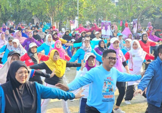 
 Bakal Calon Gubernur Banten Andra Soni dan Bakal Calon Wakil Bupati Tangerang Intan Nurul Hikmah saat Senam Bersama Warga Sukatani Rajeg Kabupaten Tangerang. Foto: TangerangPos 
