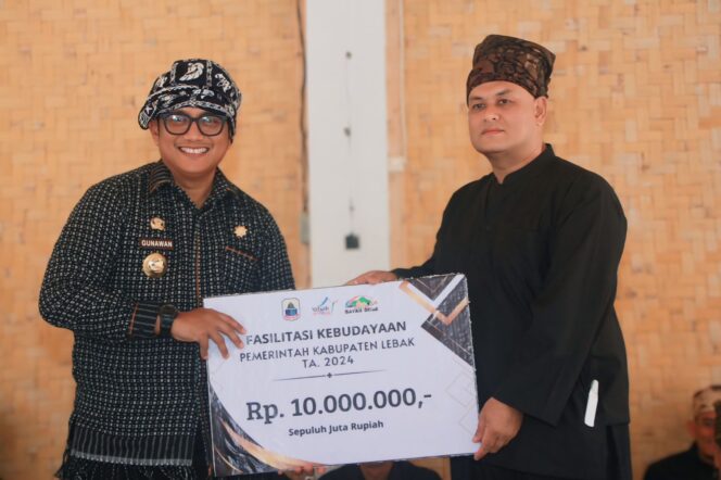 
 Pj Bupati Lebak Gunawan Rusminto saat menyerahkan Fasilitas kebudayaan yang diterima langsung oleh Ketua Adat Kasepuhan Cisungsang Abah Usep Suyatma. Foto: HumasPro 