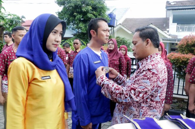 
 Pj Wali Kota Tangerang Dr Nurdin saat menyematkan PIN Bapenda berintegritas kepada Bang Baja & Nong Dara. Foto: ist: ist
