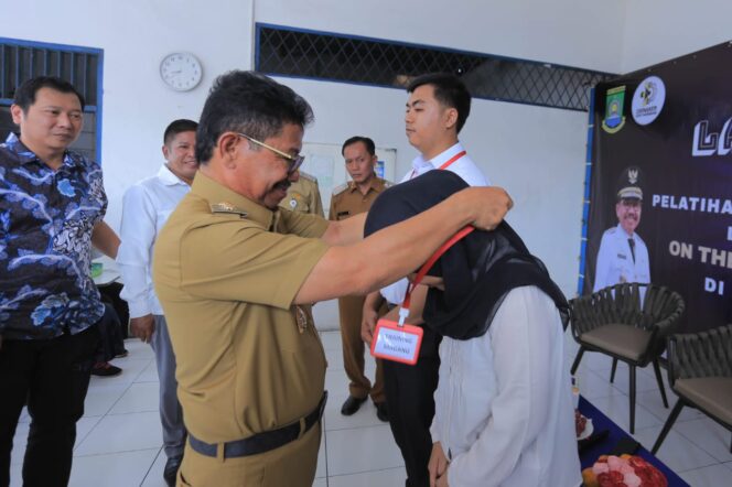 
 Wali Kota Tangerang Sachrudin, secara simbolis mengalungkan tanda peserta program OJT di PT Hoka Karya Mandiri, Kecamatan Periuk. Foto: ist