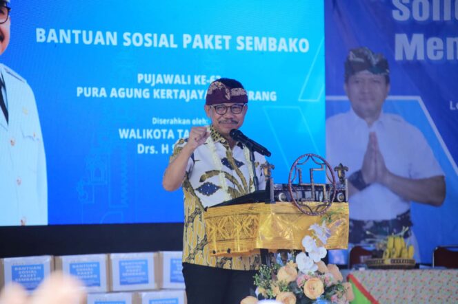 
 Wali Kota Tangerang, Sachrudin, Saat kegiatan penyaluran bantuan sosial kepada puluhan masyarakat yang kurang mampu, dalam rangka peringatan Pujawali ke-63 di Pura Agung Kertajaya. Foto: ist