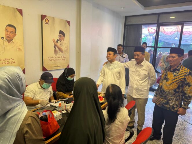 
 Ketua DPC Gerindra Kota Tangerang,H. Turidi Susanto dan Sekretaris DPC, H. Nurhadi saat melihat langsung pelaksanaan Khitanan Massal. Foto: Ist