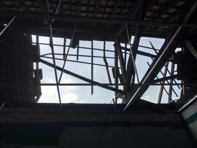 
 Penampakan Atap rumah milik Muhammad Rizki Hidayatullah Warga RT 002/009 Kampung Uwung Hilir Kelurahan Cibodas Kecamatan Cibodas Kota Tangerang ambruk, akibat hujan deras disertai angin. Foto: TangerangPos 
