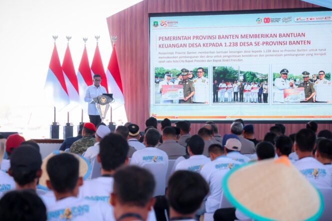 
 Gubernur Banten Andra Soni saat menyampaikan Laporan di hadapan Wakil Presiden Republik Indonesia Gibran Rakabuming Raka dalam kegiatan tanam jagung serentak kuartal IV di Kabupaten Tangerang. Foto: ist