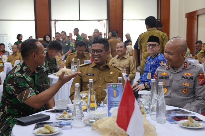 
 Gubernur Banten Andra Soni bersama Kapolda Banten Irjen.Pol.Hengki dan Danrem 064/Maulana Yusuf Brigjen TNI Edi Saputra. Foto: ist 