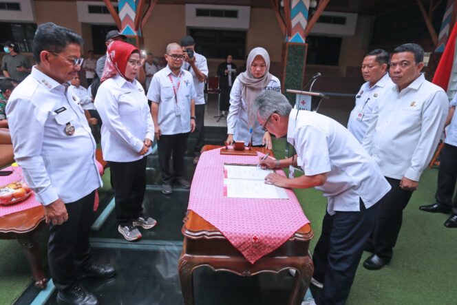 
 Wali Kota Tangerang saat menghadiri Pelantikan Dewan Kehormatan dan Pengurus PMI Kota Tangerang Masa Bakti 2025-2030, Rabu (15/10/2025), di Ruang Patio, Gedung Pusat Pemerintahan Kota Tangerang. Foto: ist