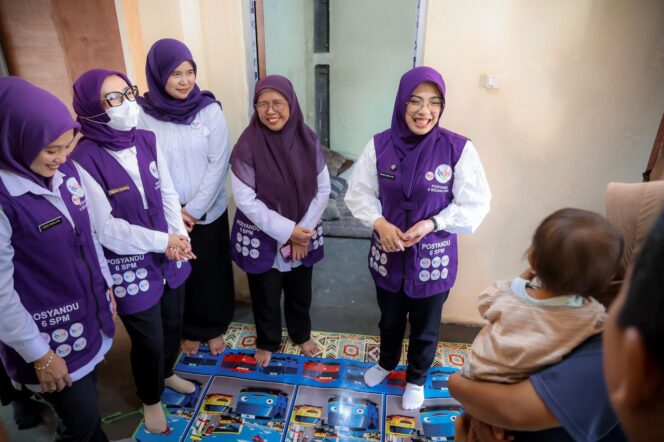 
 Ketua TP PKK Provinsi Banten Tinawati Andra Soni saat kunjungan lapangan dan pemberian penghargaan Posyandu 6 SPM di Kantor Desa Sumur Bandung, Jalan Raya Sampay–Cileles Km 4, Kecamatan Cikulur, Kabupaten Lebak. Foto: ist