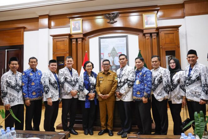 
 Gubernur Banten Andra Soni saat Menerima Jajaran Pengurus Besar PGRI di Kantor Gubernur Banten KP3B Serang. Foto: ist