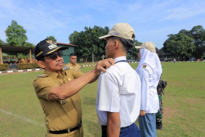 
 Wali Kota Tangerang saat Menghadiri Deklarasi Pelajar Anti Tawuran yang digelar bersamaan dengan kegiatan Pembinaan Profil Pelajar Pancasila, di Lapangan Yonif Mekanis 203/AK, Kecamatan Jatiuwung. Foto: ist