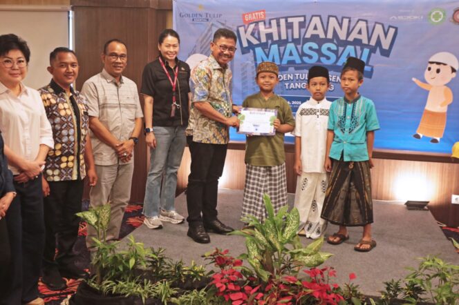 
 Wali Kota Tangerang Sachrudin saat menghadiri sekaligus meninjau pelaksanaan program CSR Khitanan Massal Gratis di Hotel Golden Tulip, Kota Tangerang. Foto: ist