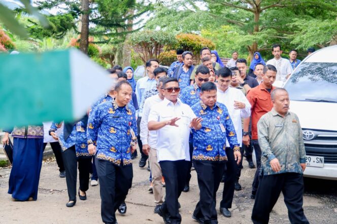 
 Gubernur Banten Andra Soni Didampingi Kepala Dindikbud Banten Jamaluddin saat melakukan peninjauan dan dialog lapangan di SMAN Cahaya Madani Banten Boarding School (CMBBS), Jalan Raya Labuan–Pandeglang Km 03, Saruni, Kecamatan Majasari, Kabupaten Pandeglang. Foto: ist