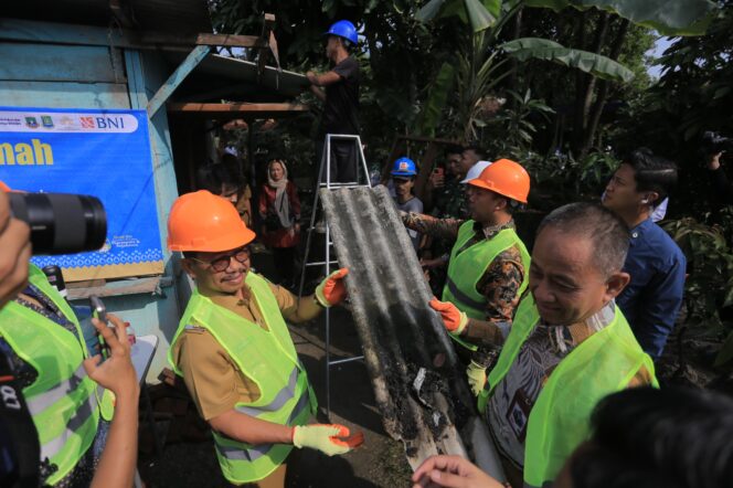 
 Wali Kota Tangerang Sachrudin saat turut membantu bedah rumah warga Kota Tangerang. Foto: ist