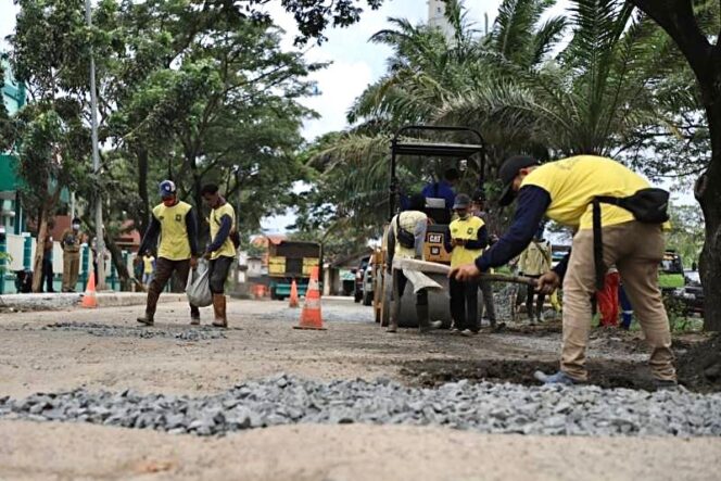 
 Dinas PUPR Kota Tangerang saat melakukan pembangunan jalan. Foto: ist