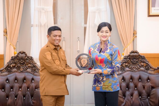 
 ​Gubernur Banten Andra Soni saat menerima kunjungan kerja Anggota Dewan Komisioner Otoritas Jasa Keuangan (OJK) Bidang Edukasi dan Perlindungan Konsumen, Friderica Widyasari Dewi, beserta jajaran di Gedung Negara Provinsi Banten, Kota Serang. Foto: ist