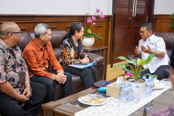 
 Gubernur Banten, Andra Soni saat menerima kunjungan Kepala Badan Pusat Statistik (BPS) Provinsi Banten, Yusniar Juliana, di Ruang Kerja Gubernur Banten, KP3B, Kota Serang. Foto: ist