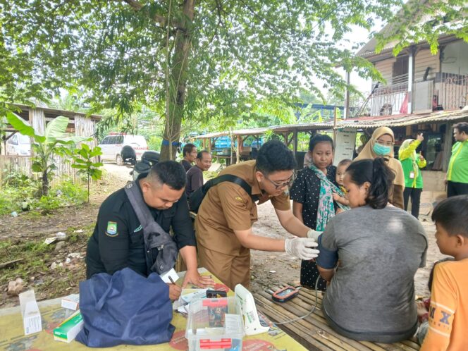 
 Tim Nakes dari Dinas Kesehatan Kota Tangerang saat melakukan pemeriksaan Kesehatan kepada Warga Kampung Cacing yang setiap hari beraktivitas menggunakan Sungai Cisadane. Foto: ist