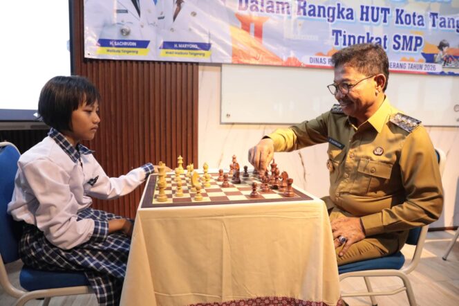 
 Wali Kota Tangerang, H. Sachrudin, saat membuka Lomba Catur Cepat Jenjang SD dan SMP dalam rangka peringatan HUT ke-33 Kota Tangerang, yang digelar di SMPN 6 Tangerang, Karawaci. Foto: ist