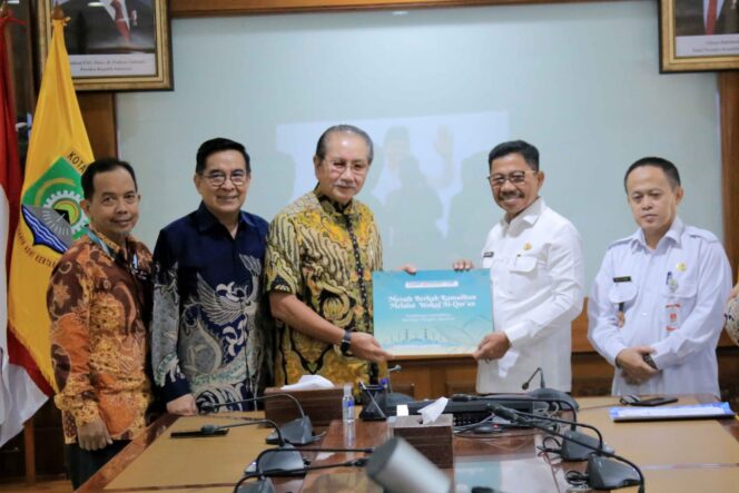 
 Wali Kota Tangerang Sachrudin saat Menerima Wakaf 500 Mushaf Al-Quran dari Direktur PT Indah Kiat Tangerang, Yan Partawidjaja. Foto: ist