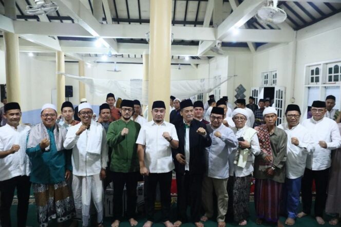 
 Kepala Cabang Bank Banten Kota Cilegon, M. Faik Azmi bersama Wali Kota dan Wakil Wali Kota Cilegon saat Menghadiri Tarjung di Masjid Nurul Falah. Foto: ist